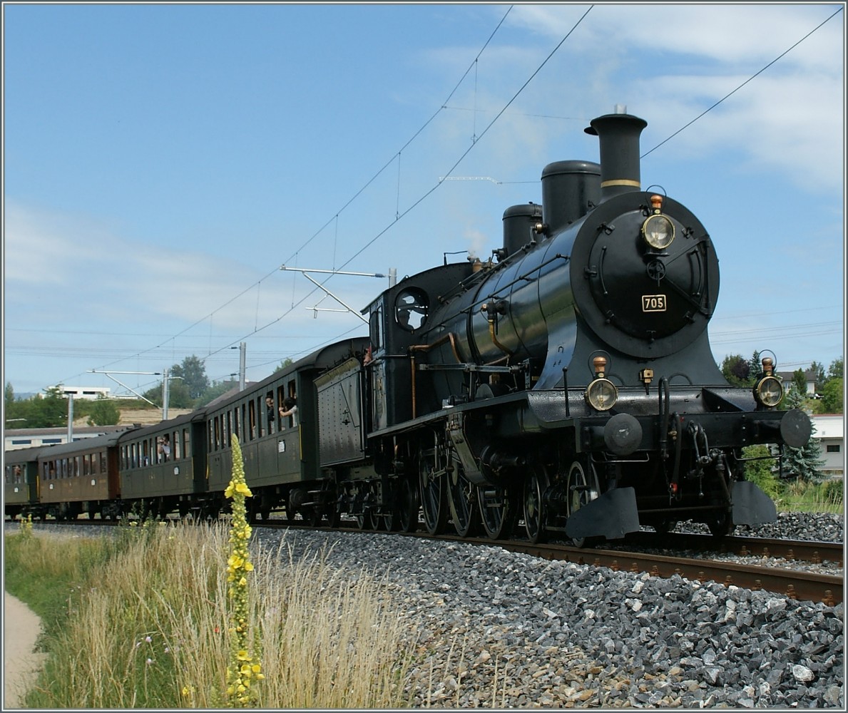 Nochmals die formschne SBBa 3/5 705, diesmal mit  zugefahrenem  Hintergrund. 
25. Juni 2011