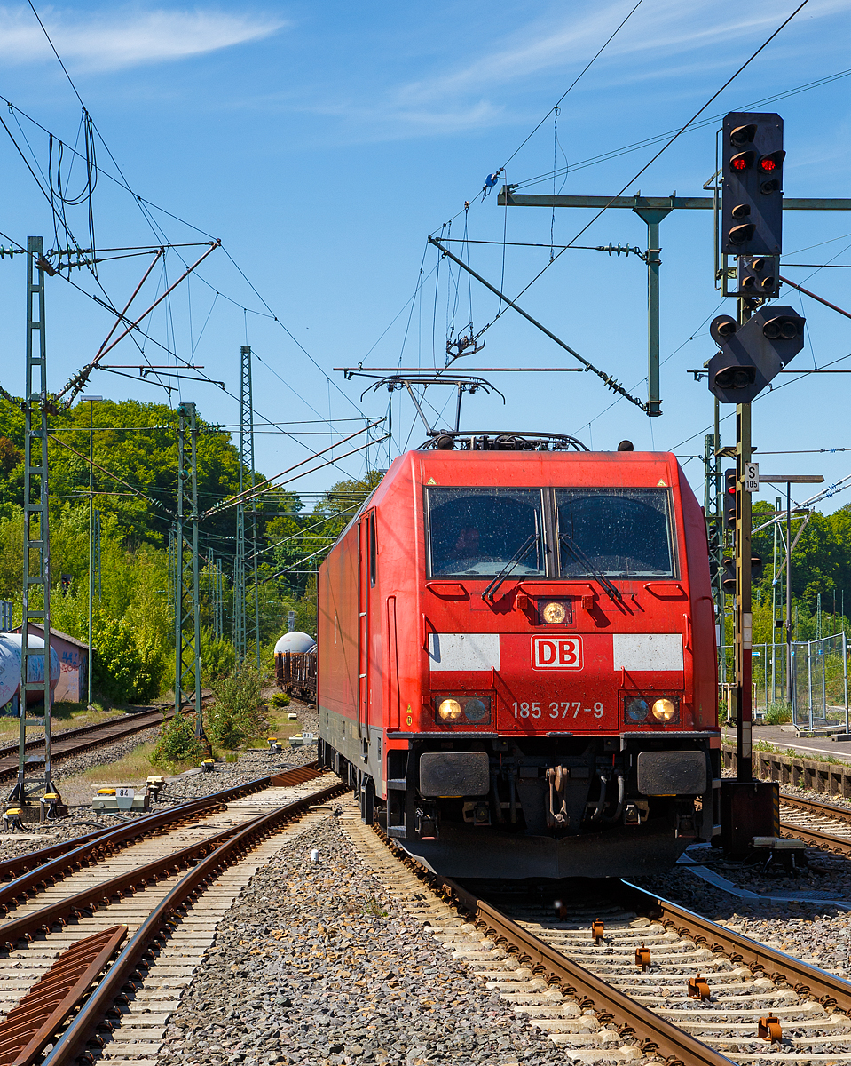 
Nochmals wird der Fotograf am Bahnsteig vom Lokführer mit Handzeichen gegrüßt....
Die 185 377-9 (91 80 6185 377-9 D-DB) der DB Cargo AG fährt am 05.05.2018 mit einem gemischtem Güterzug durch Betzdorf(Sieg) in Richtung Siegen. 

Nochmals einen lieben Gruß an den netten Lokführer zurück. Bewußt bezeichne ich ihn nicht als Tf, den es sind Lokführer. 