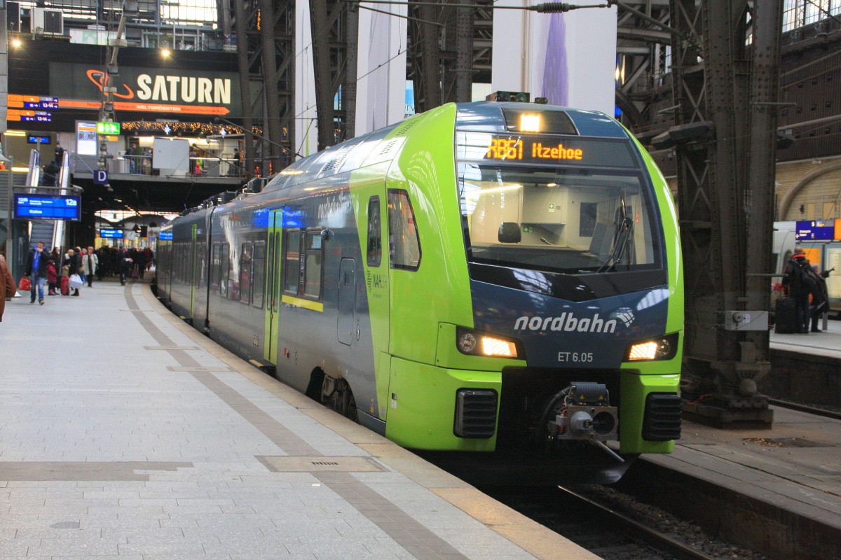Nordbahn ET 6.05 als RB61 nach Itzehoe am 25.12.2014 Abfahrbereit in Hamburg Hbf

Der Zug ist etwas Schief aber das Gesamtbild ist alles Grade
Liegt an der leichten Neigung der Gleise in der Kurve.

W�rde ich das Richten, dann w�hre der Zug Grade und das Umfeld schief.
