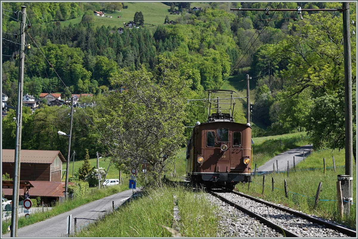 Nostalgie & Vapeur 2021 / Nostalgie & Dampf 2021 - so das Thema des diesjährigen Pfingstfestivals der Blonay Chamby Bahn, und von beidem gab es reichlich; nostalgisch präsentiert sich die BOB HGe 3/3 29 mit dem ersten Zug des am Samstagmorgen bei der Weiterfahrt in Cornaux. 

22. Mai 2021