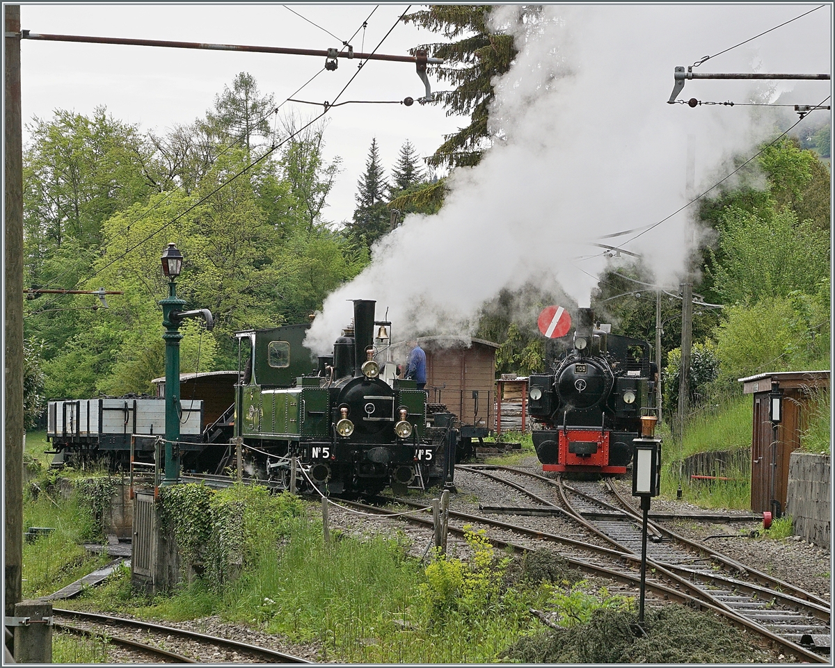 Nostalgie & Vapeur 2021  /  Nostalgie & Dampf 2021  - Die G 2x 2/2 105 rechts im Bild dampft in den Bahnhof von Chaulin zurück und G 3/3 N° 5 (ex LEB) wird nun mit Wasser und Kohle versorgt.

24. Mai 2021