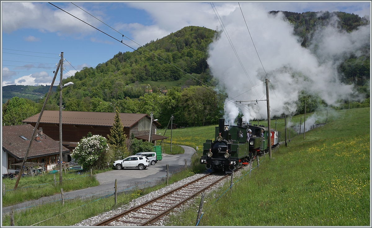  Nostalgie & Vapeur 2021  /  Nostalgie & Dampf 2021  - so das Thema des diesjährigen Pfingstfestivals der Blonay-Chamby Bahn, und von beidem gab es reichlich; hier die beiden kräftig dampfenden G 3/3 N° 5 ex LEB (Baujahr 1890) und der G 2x 2/2 105 (Baujahr 1918)) mit ihrem Personenzug von Blonay nach Chaulin kurz vor Cornaux. 

22. Mai 2021