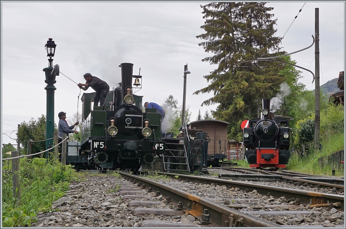  Nostalgie & Vapeur 2021  /  Nostalgie & Dampf 2021  - so das Thema des Pfingstfestivals 2021 der Blonay-Chamby Bahn. Und neben traditionsreicher  Nostalgie  gab es auch viel  Dampf : die G 3/3 N° 5 wird in Chaulin mit Kohle und Wasser versorgt, während die G 2x 2/2 105 in den Bahnhof dampft. 

24. Mai 2021