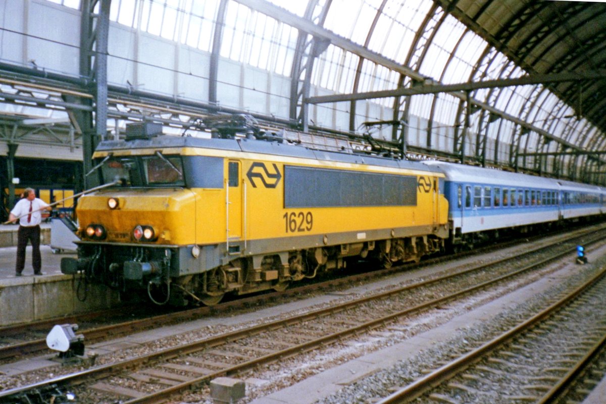 NS 1629 hat deren Fahrt mit ein IR aus berlin in Amsterdam centraal beendet, 4 April 1998.