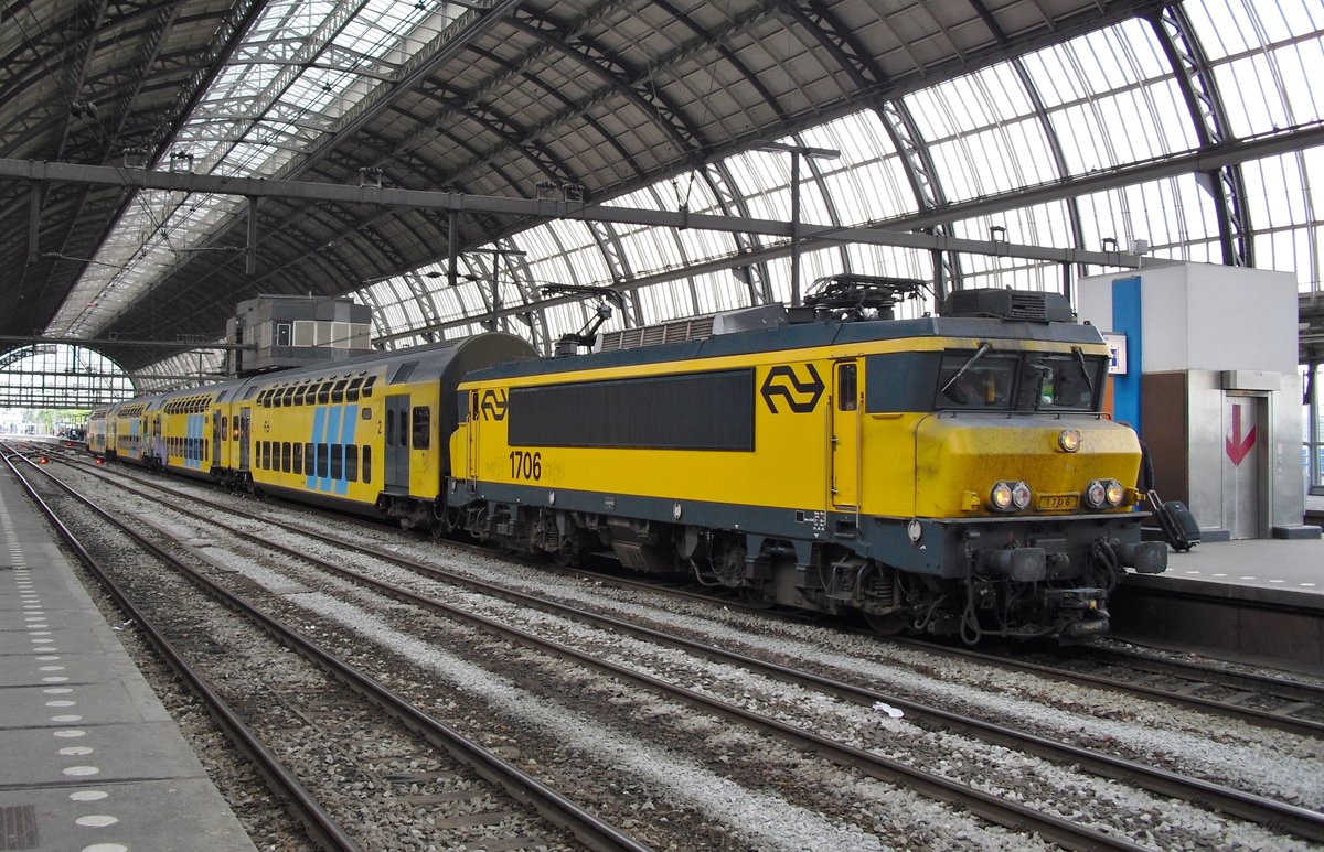 NS 1706 steht am 24 Oktober 2009 in Amsterdam Centraal.