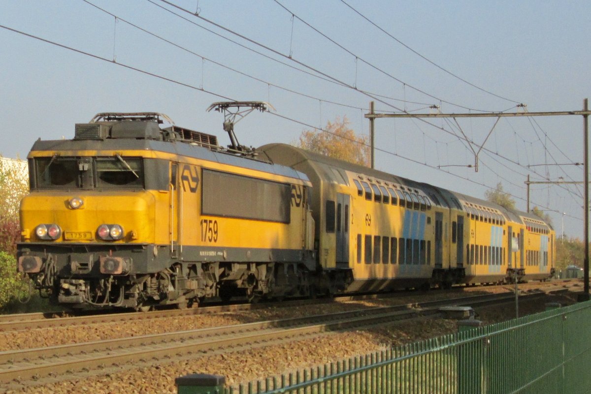 NS 1759 durchfahrt am 22 Augustus 2015 Wijchen.