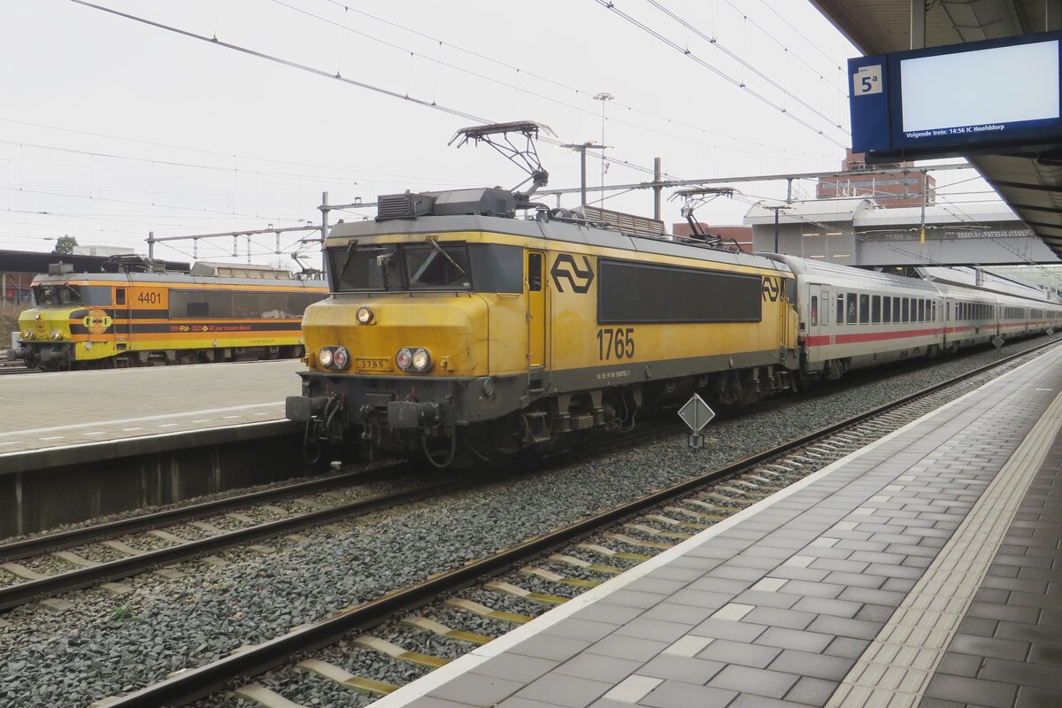 NS 1765 steht am 19 Februar 2023 mit ein IC-Berlijn in Amersfoort.