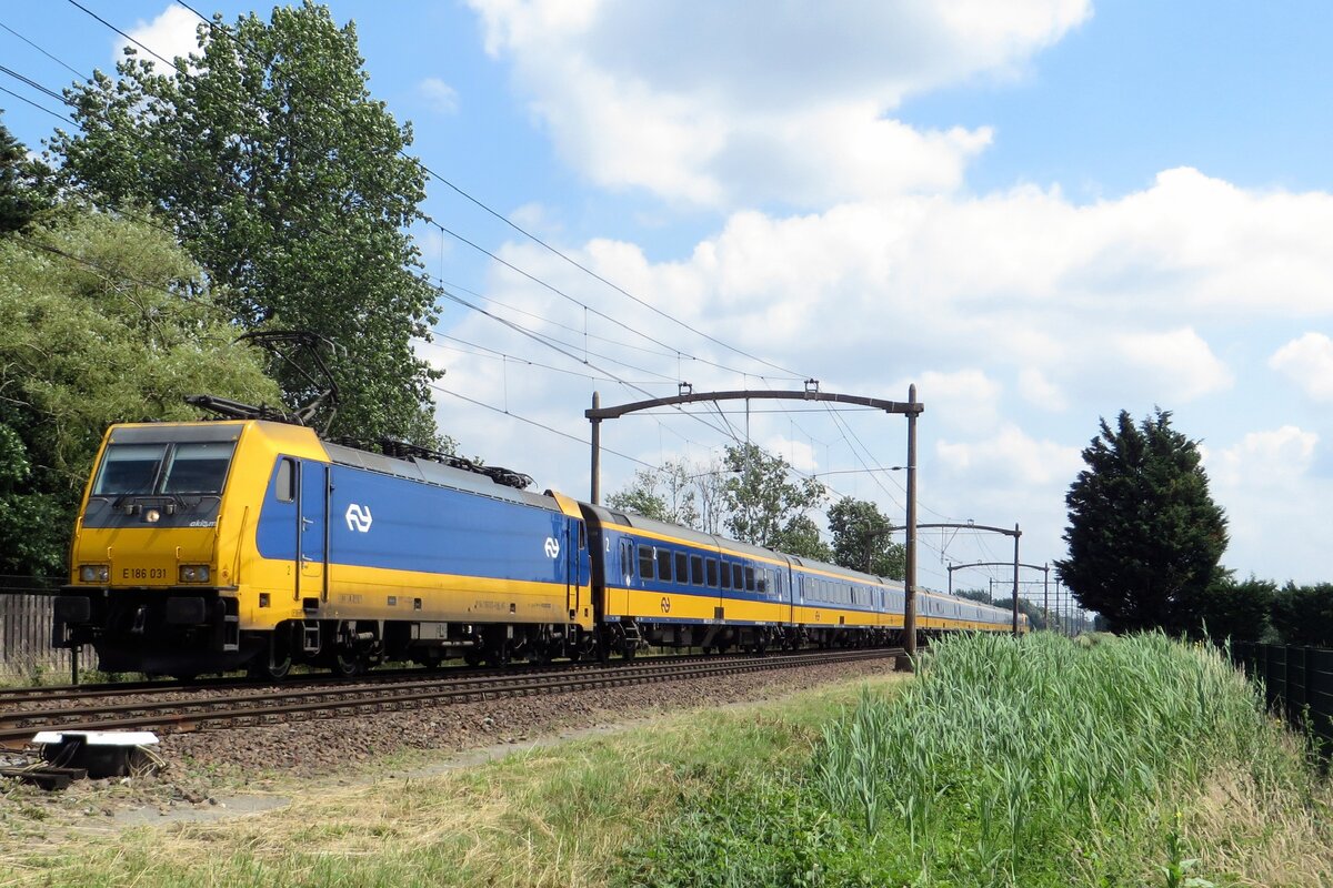 NS 186 031 zieht am 7 Juli 2021 ein IC-Direct durch Hulten.