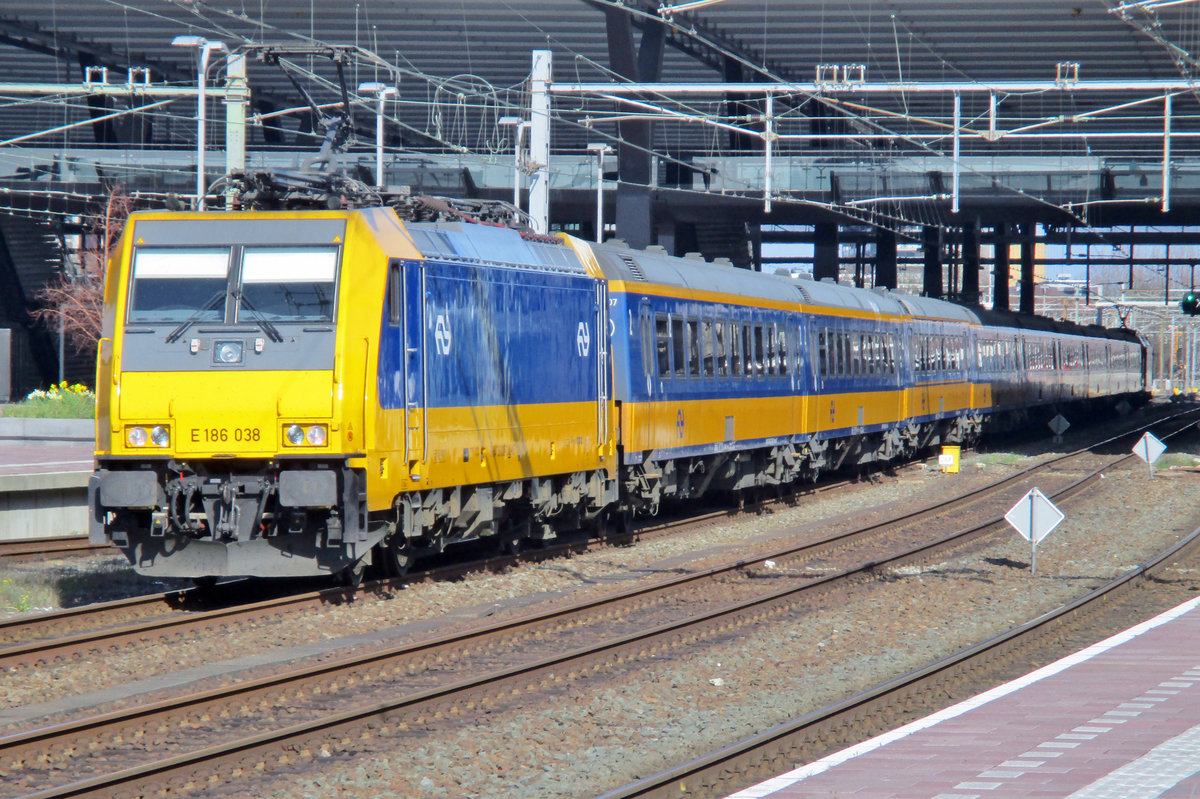 NS 186 038 verlässt mit ein IC nach Den Haag Centraal am 26 März 2017 Rotterdam Centraal.