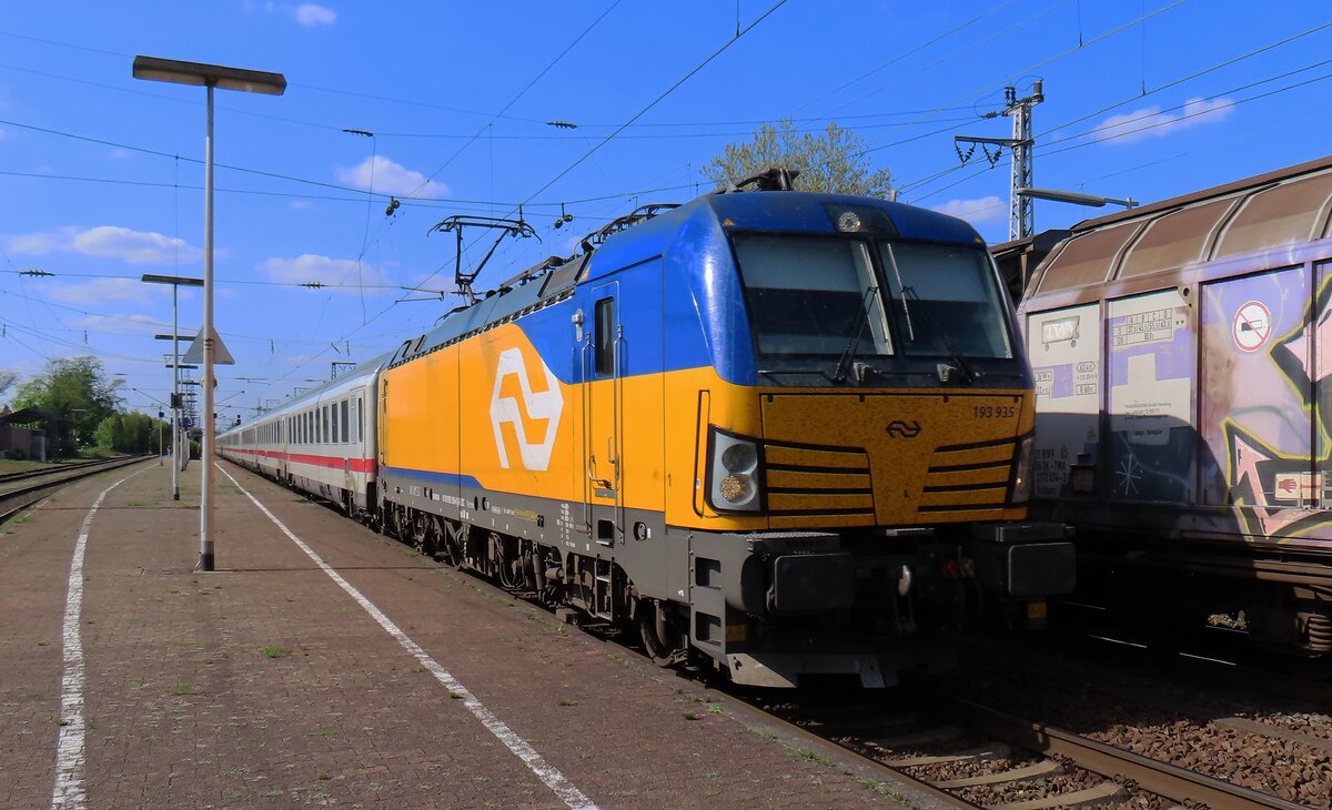 NS 193 935 zieht der IC-Berlijn durch Salzbergen am 26 April 2025.