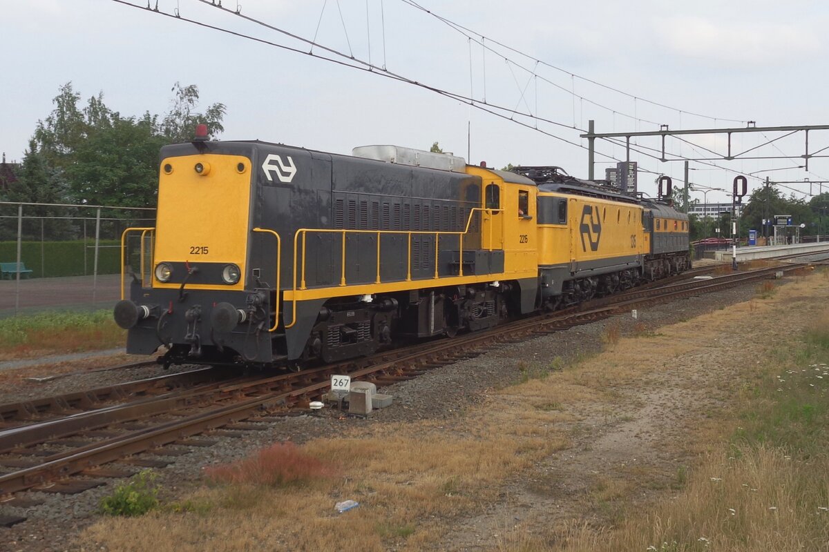 NS 2215 schleppt zwei Elloks durch Blerick am 6 Mai 2018.