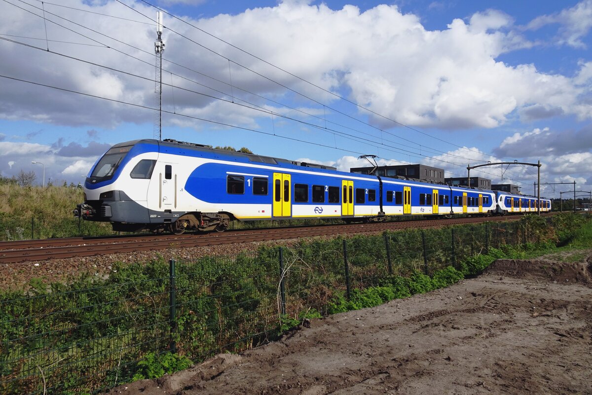 NS 2227 passiert Tilburg-Reeshof am 15 Oktober 2021.