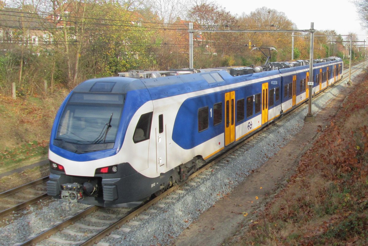 NS 2512 passiert Nijmegen-Kolpingbuurt am 16 November 2016.