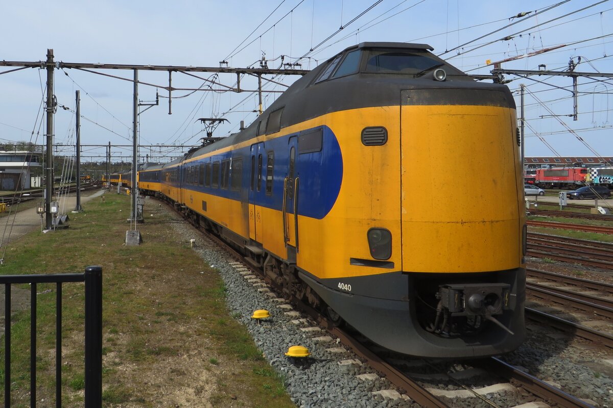 NS 4040 verlast Amersfoort am 27 April 2023.