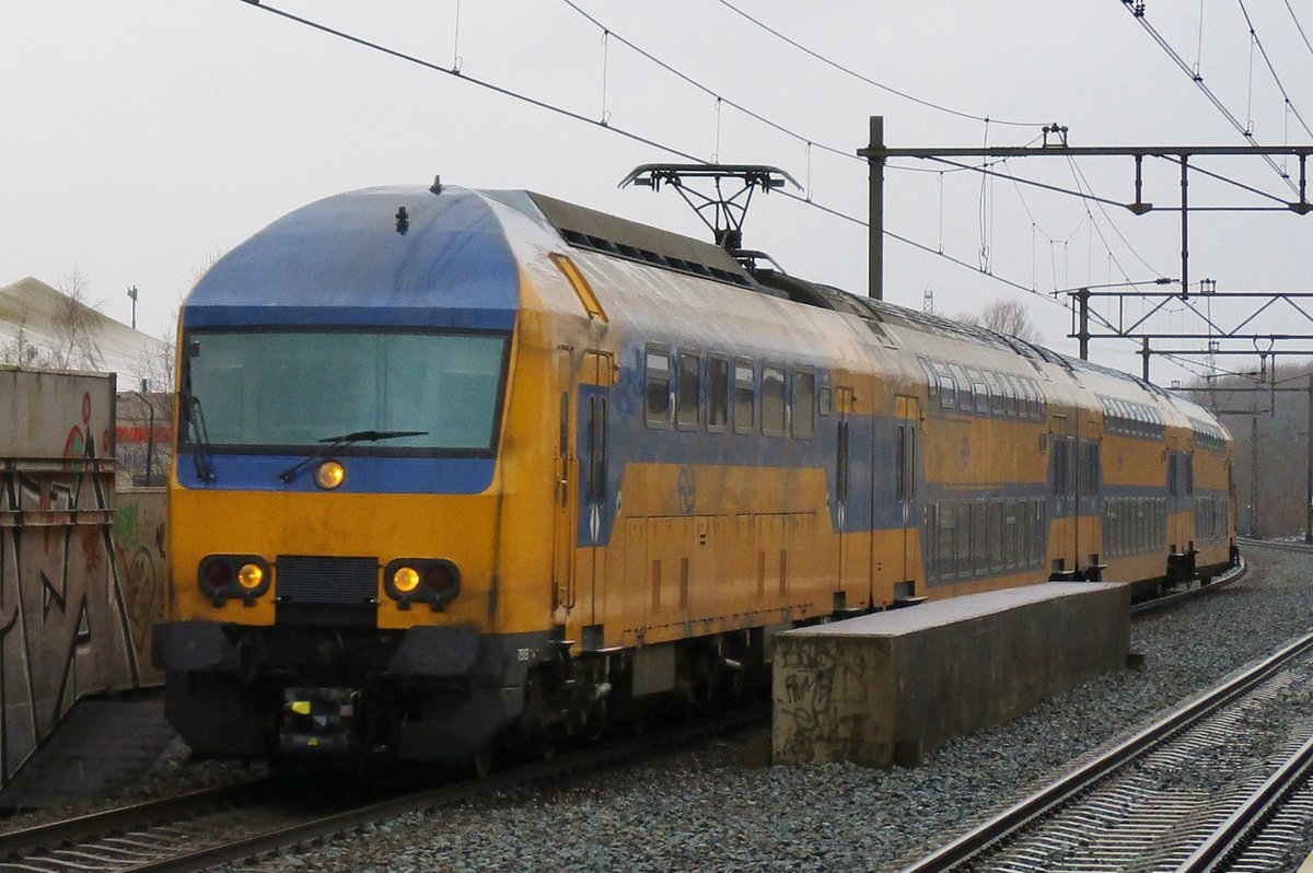 NS 7513 durchfahrt Nijmegen-Dukenburg am regnerischen 23 Februar 2017.