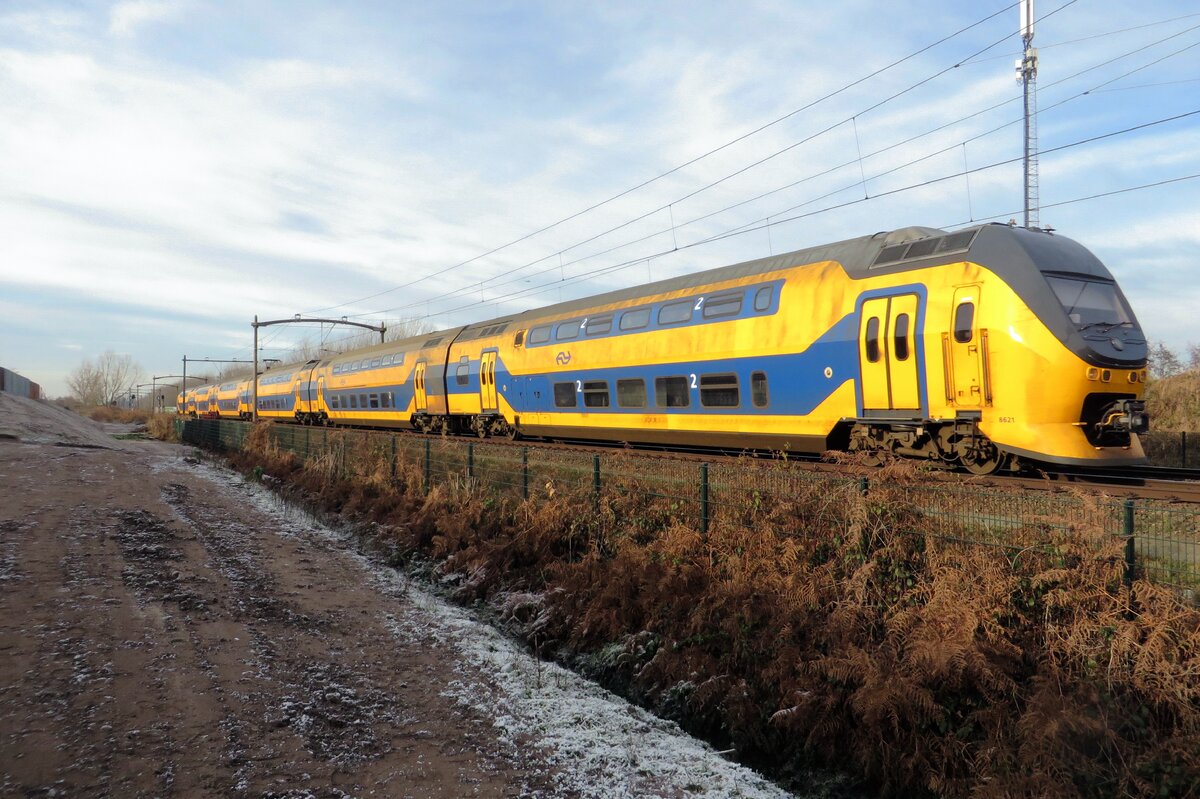 NS 8621 eilt durch Tilburg-Reeshof am 22 Dezember 2021.