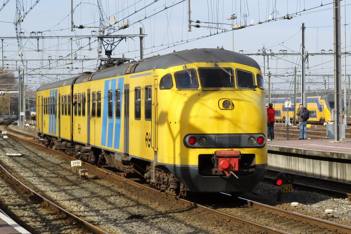 NS 876 verlässt am 26 März 2017 Rotterdam Centraal.