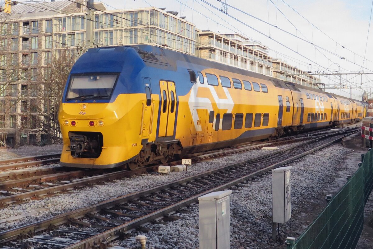 NS 9506 hat soeben die Waal-Brücke bei Nijmegen uberquert und treft am 22.Dezember 2021 in Nijmegen ein.