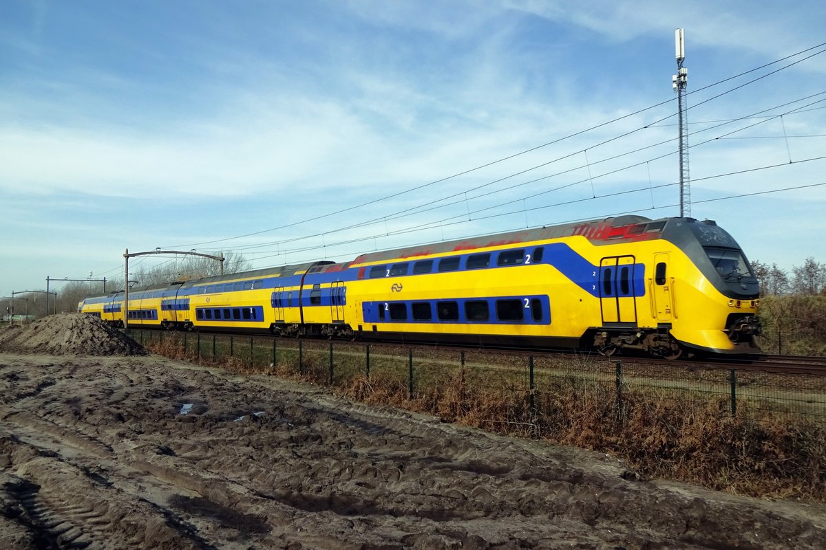 NS 9561 zieht rot beim Passage von Tilburg-Reeshof am 21 Februar 2021.