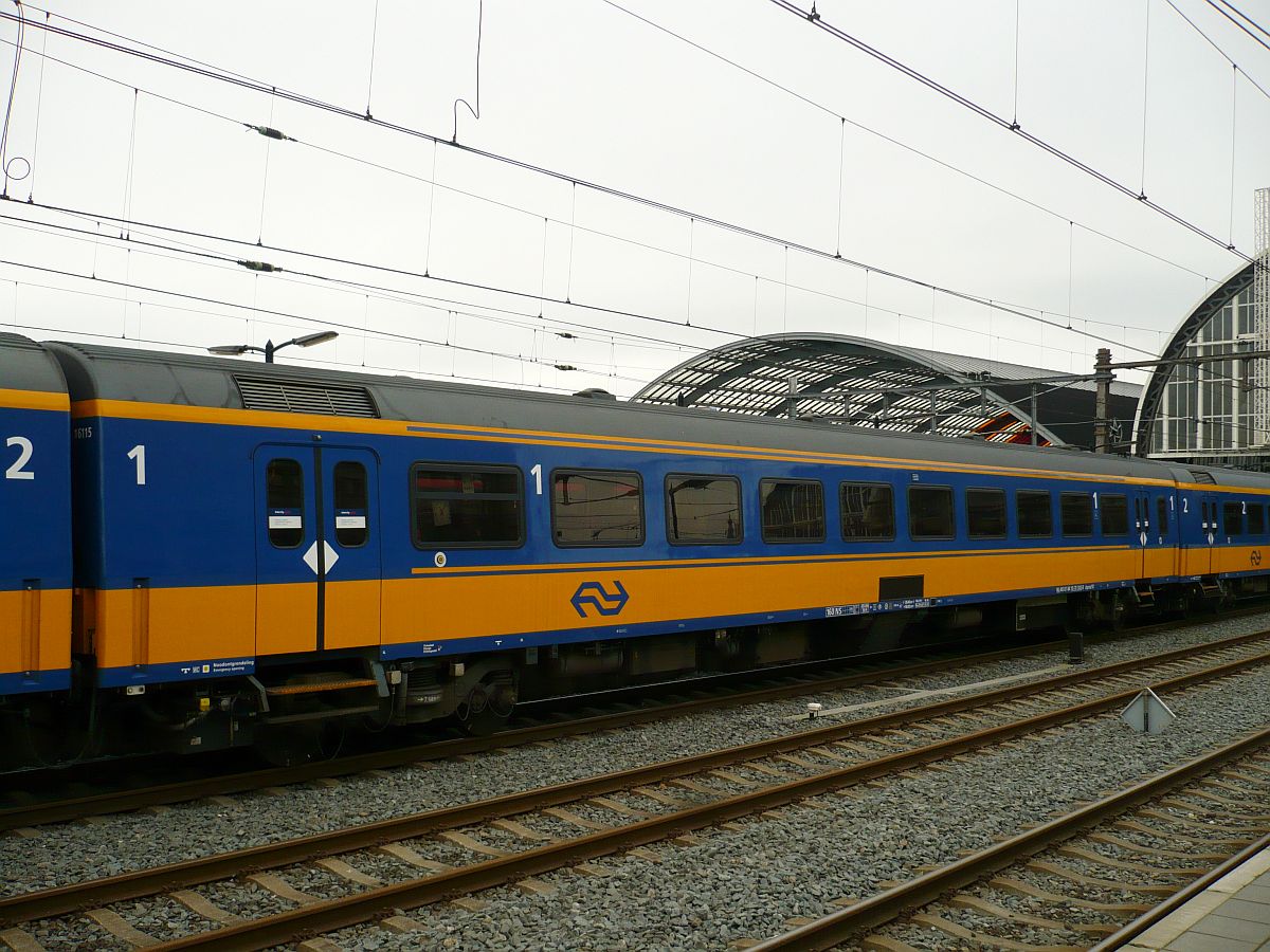 NS Apmz10 Intercitywagen 1. Klasse Bauart ICR mit Nummer NL-NS 61 84 10-70 302-8 Baujahr 1982. Gleis 13 Amsterdam Centraal Station 04-11-2015.


NS Apmz10 ICR eerste klasse rijtuig met nummer NL-NS 61 84 10-70 302-8 bouwjaar 1982. Spoor 13 Amsterdam CS 04-11-2015.



