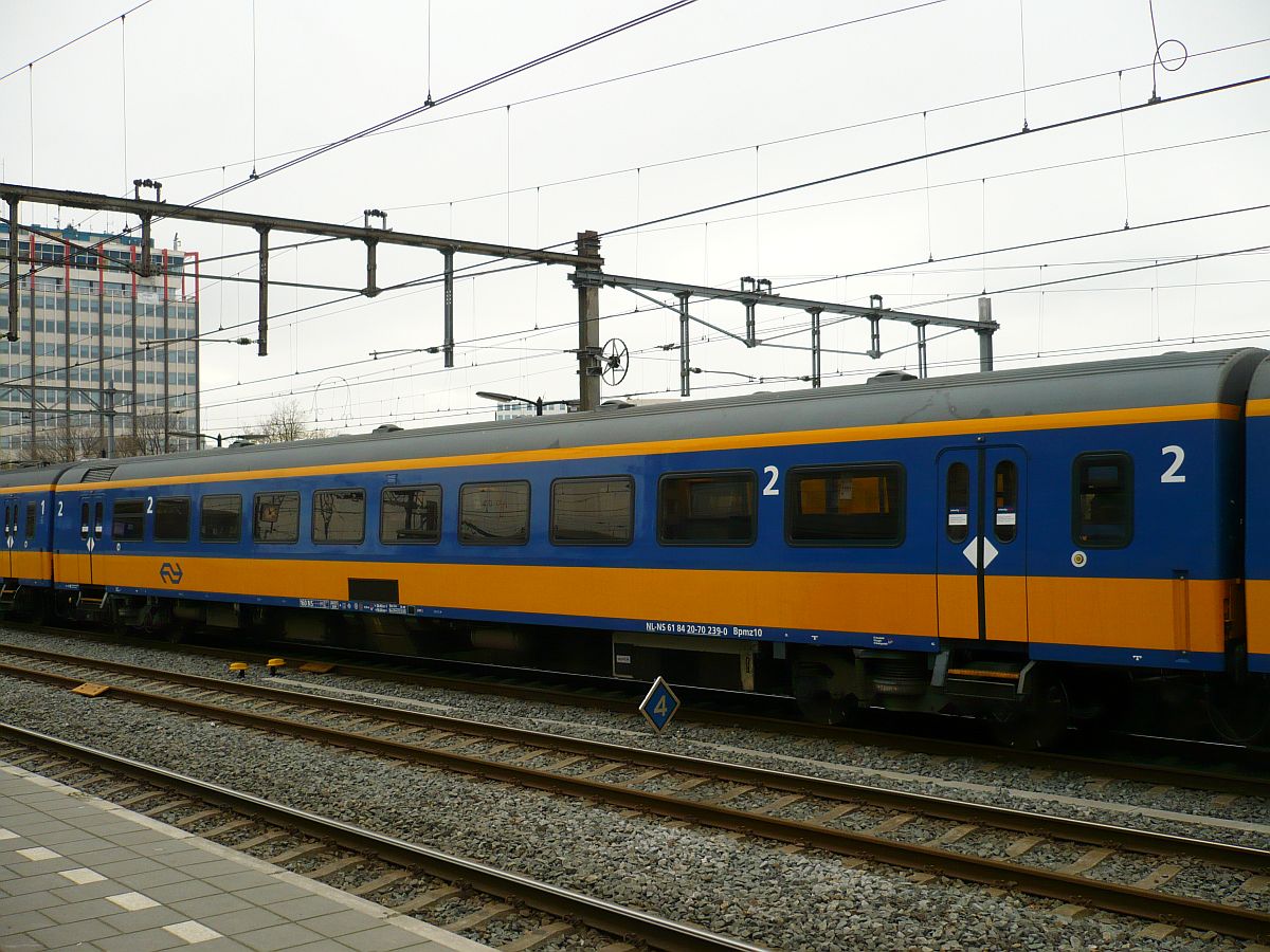 NS Bpmz10 Intercitywagen 2. Klasse Bauart ICR mit Nummer NL-NS 61 84 20-70 239-0 Baujahr 1981. Gleis 13 Amsterdam Centraal Station 04-11-2015.


NS Bpmz10 tweede klasse ICR rijtuig met nummer NL-NS 61 84 20-70 239-0 bouwjaar 1981. Spoor 13 Amsterdam CS 04-11-2015.