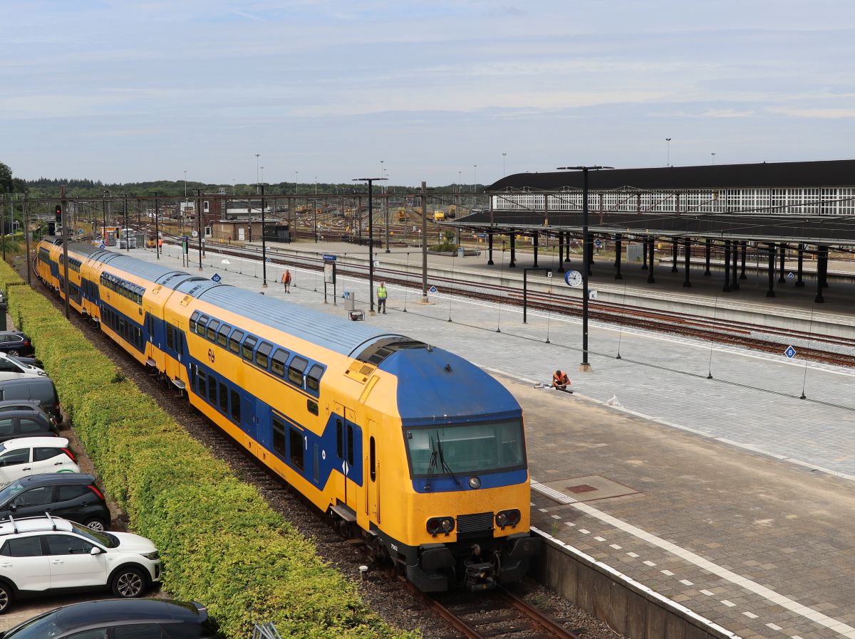 NS DDZ-IV Triebzug 7502 Gleis 1 Bahnhof Amersfoort Centraal 02-08-2022.

NS DDZ-IV treinstel 7502 binnenkomst spoor 1 station Amersfoort Centraal 02-08-2022.