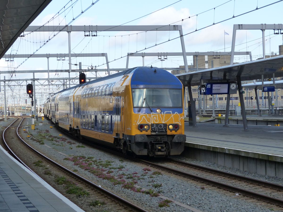 NS DDZ treinstel 7612 Ankunft Gleis 12 Utrecht Centraal Station 03-03-2020.

NS DDZ treinstel 7612 aankomst als intercity uit Leiden spoor 12 Utrecht CS 03-03-2020.