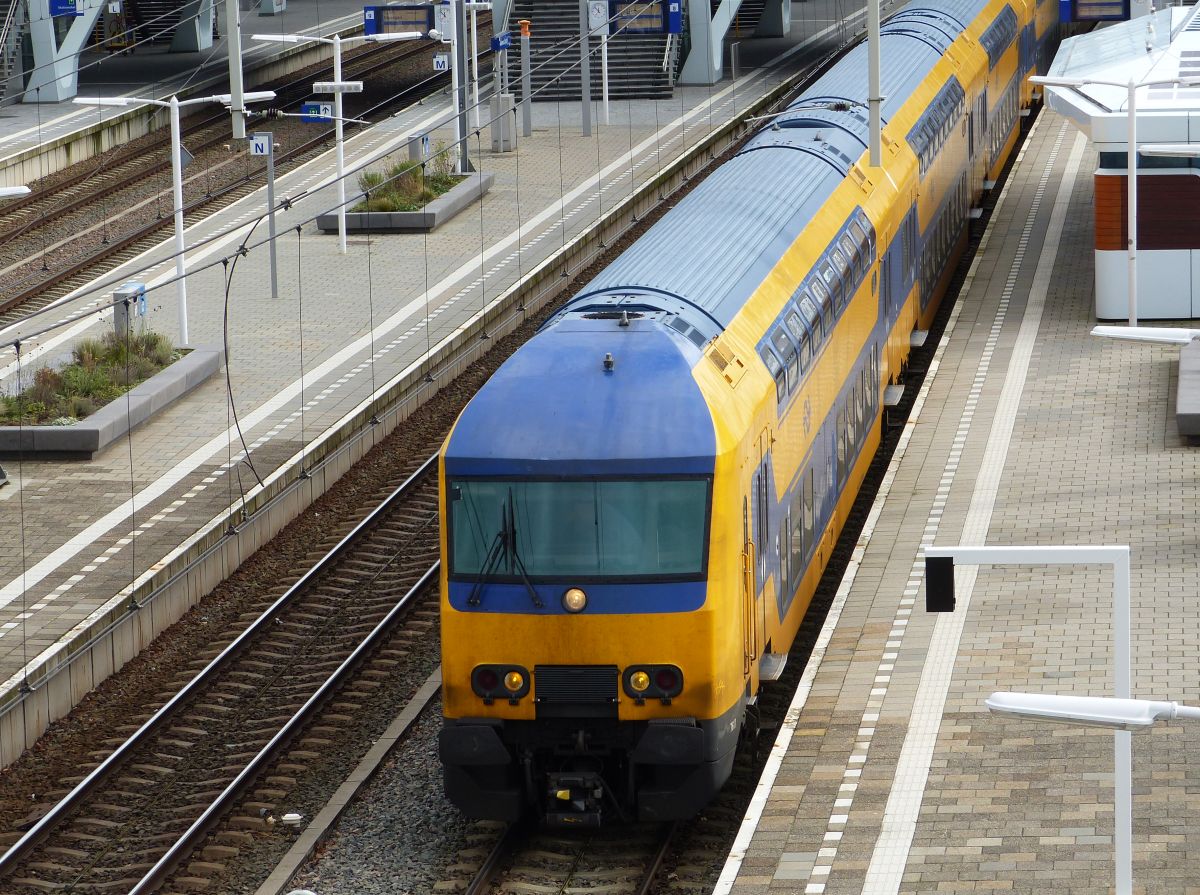 NS DDZ-VI Triebzug 7617 Abfahrt Gleis 7 Arnhem 19-02-2020.

NS DDZ-VI treinstel 7617 vertrek spoor 7 Arnhem 19-02-2020.