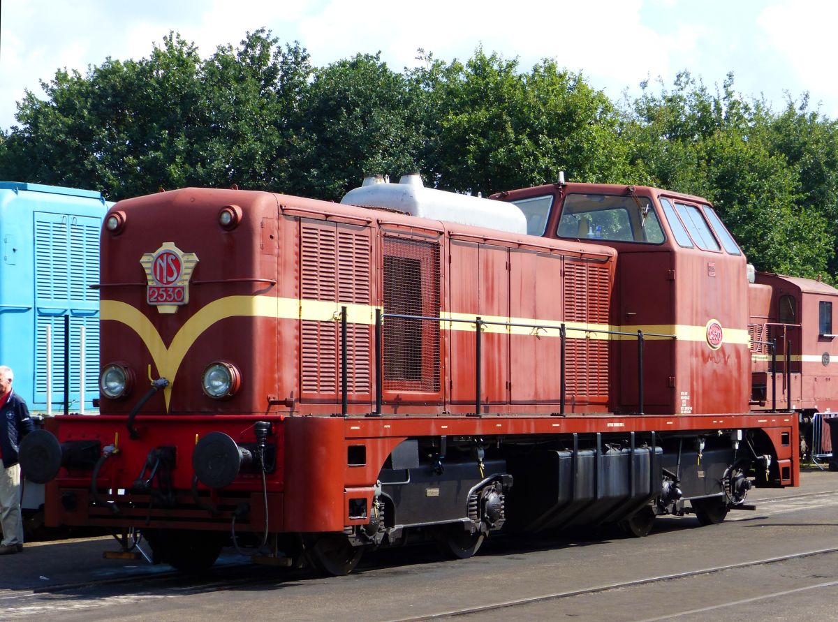 NS Diesellok 2530  De Bisschop  der VSM (Veluwse Stoomtrein Maatschappij) Baujahr 1957. Dampffest  Terug naar Toen  Beekbergen (Lieren) 03-09-2017.

NS dieselloc 2530  De Bisschop  bouwjaar 1957 in bezit van de VSM (Veluwse Stoomtrein Maatschappij). Stoomtreinfestival van de VSM  Terug naar Toen  Beekbergen (Lieren) 03-09-2017.