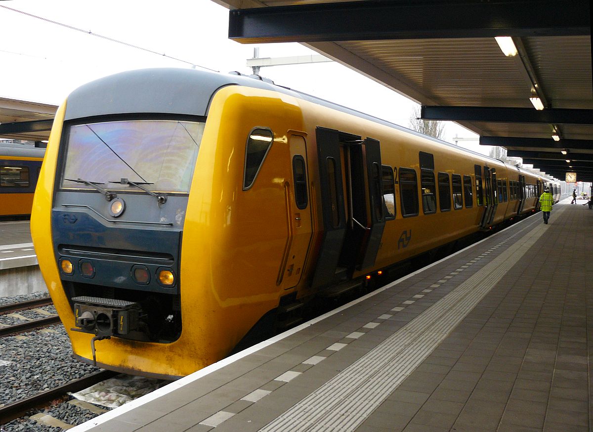 NS DM90 TW 3406 und 3409 Gleis 3 Enschede 28-11-2013. 

NS DM90 treinstellen 3406 en 3409 spoor 3 Enschede 28-11-2013.