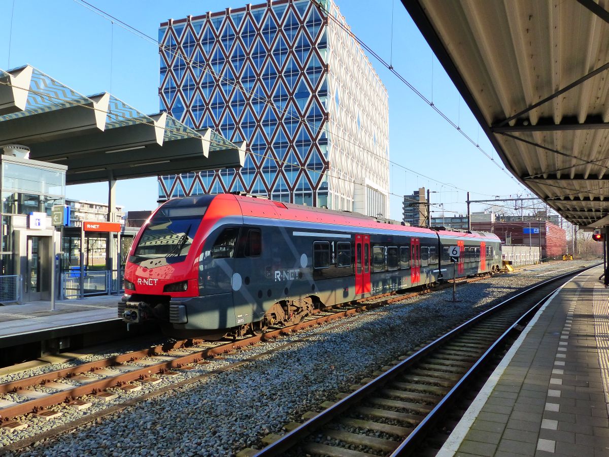 NS FLIRT R-Net Triebzug 2015 Gleis 10 Gouda 27-12-2019.

NS FLIRT R-Net treinstel 2015 spoor 10 Gouda 27-12-2019.