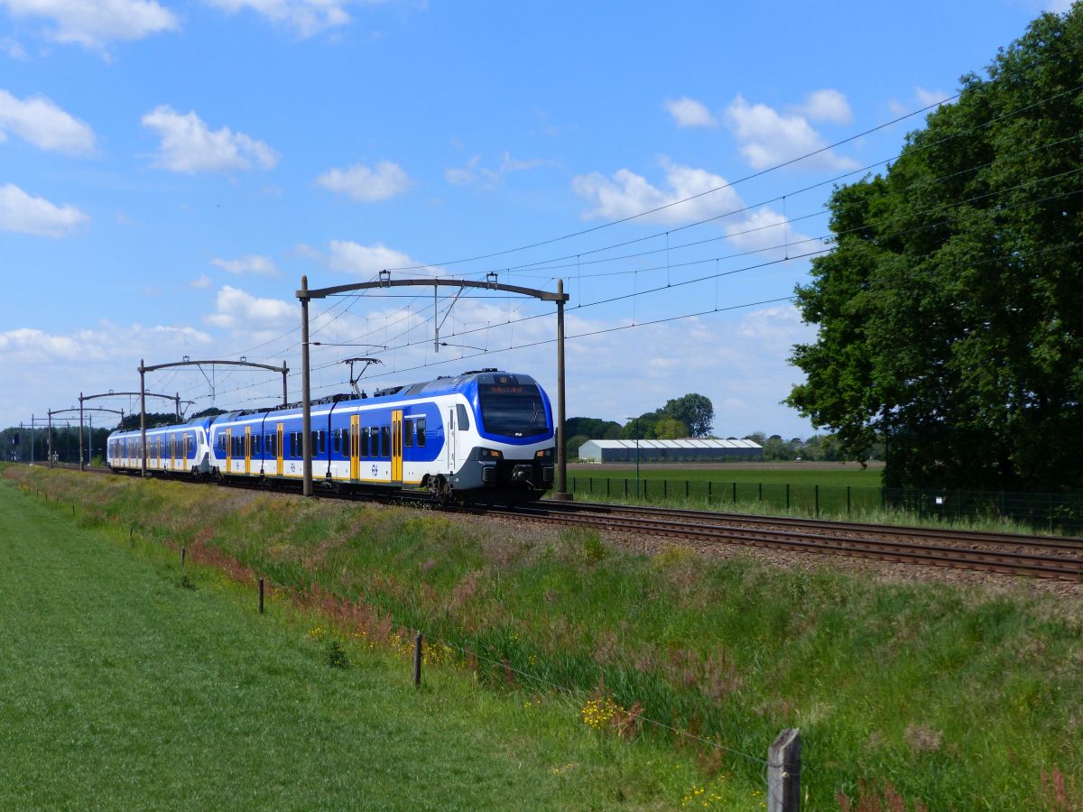 NS FLIRT Triebzug 2210 und 2520 bei Bhanbergang Hulteneindsestraat, Hulten 15-05-2020.

NS FLIRT treinstel 2210 en 2520 bij overweg Hulteneindsestraat, Hulten 15-05-2020.