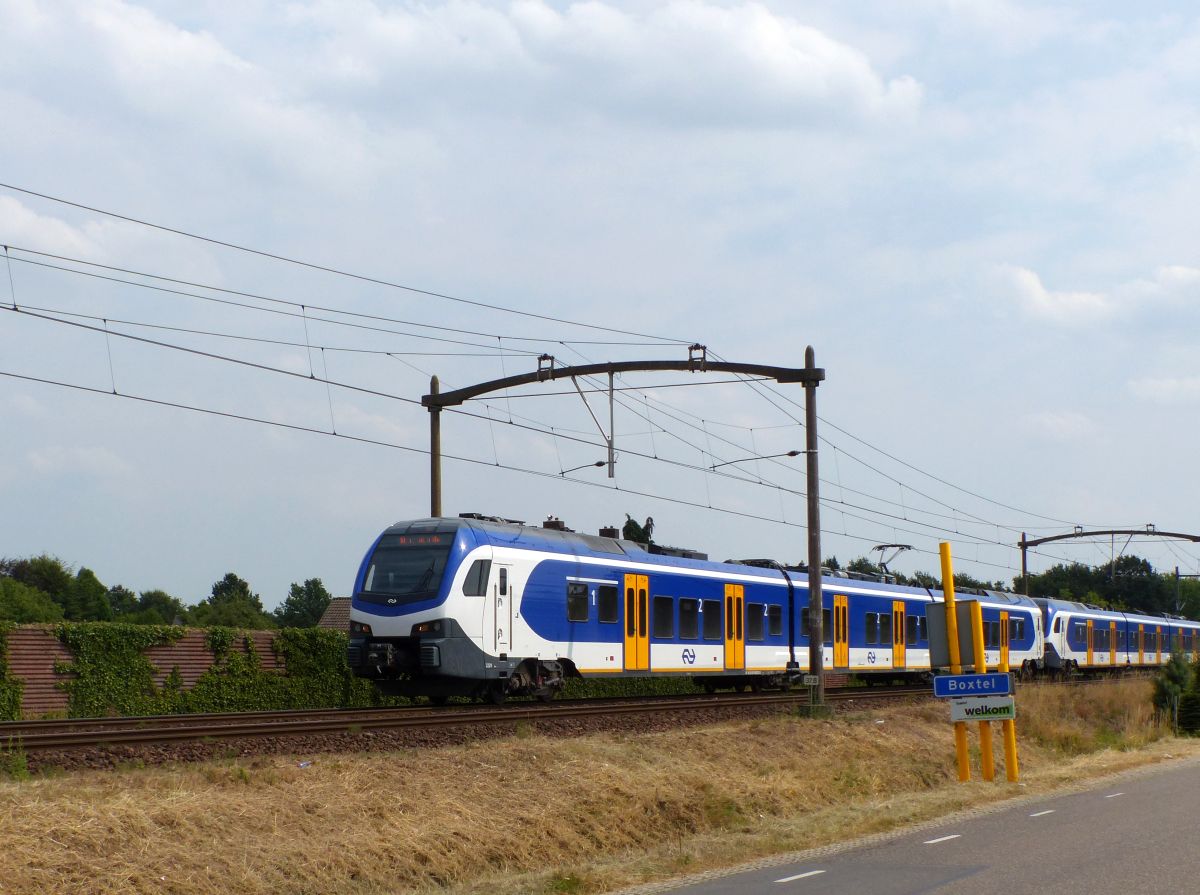 NS FLIRT Triebzug 2229 und 2525 Kapelweg, Boxtel 19-07-2018.


NS FLIRT treinstel 2229 en 2525 Kapelweg, Boxtel 19-07-2018.