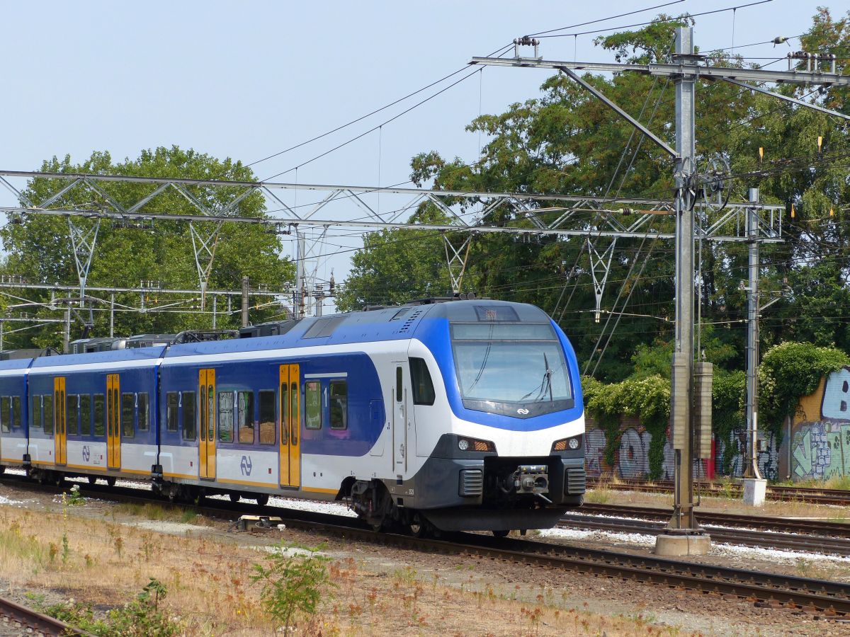 NS FLIRT Triebzug 2525 Ankunft Bahnhof Boxtel 19-07-2018.

NS FLIRT treinstel 2525 binnenkomst station Boxtel 19-07-2018.