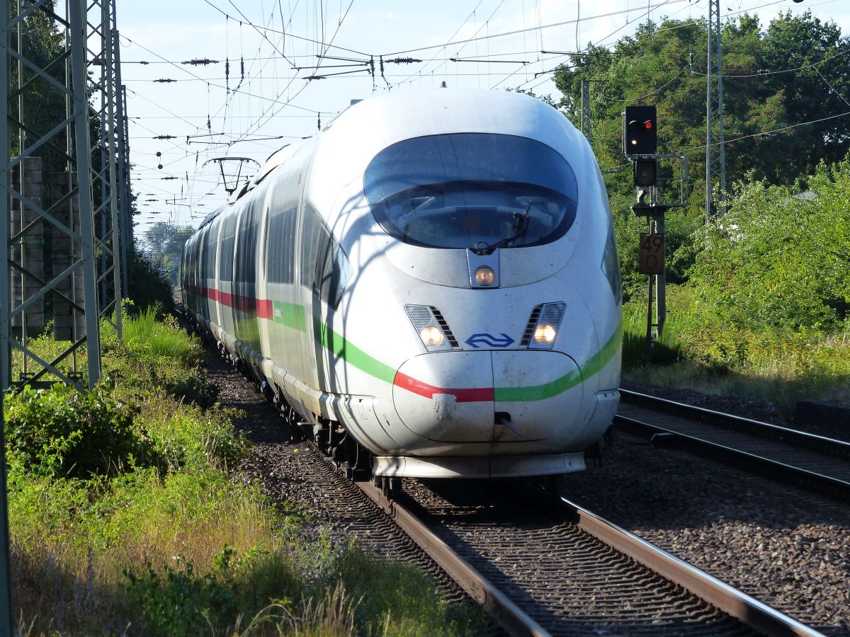 NS ICE Triebzug Bahnhof Empel-Rees, Deutschland 21-08-2020.

NS ICE treinstel station Empel-Rees, Duitsland 21-08-2020.