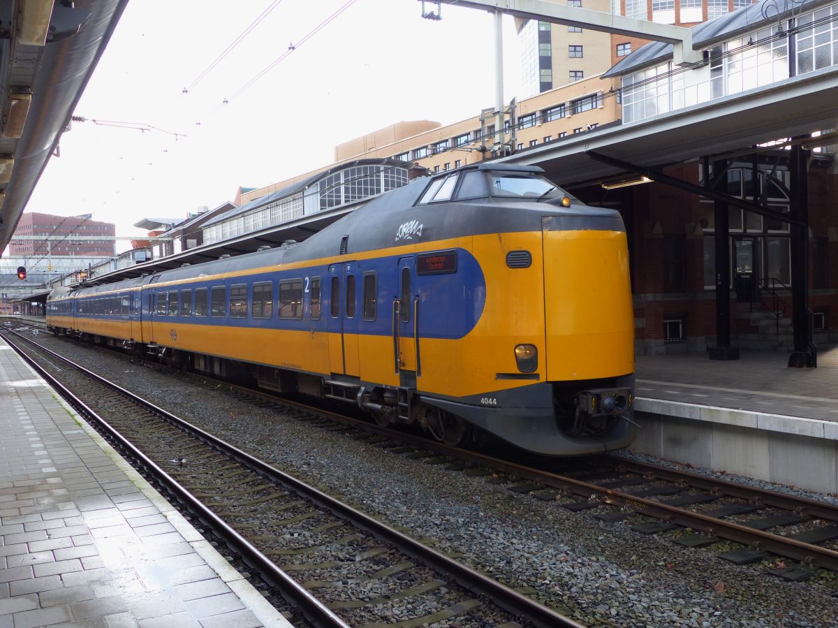 NS ICM-III Triebzug 4044 Gleis 5 Amersfoort Centraal 04-02-2020.

NS ICM-III treinstel 4044 spoor 5 Amersfoort Centraal 04-02-2020.