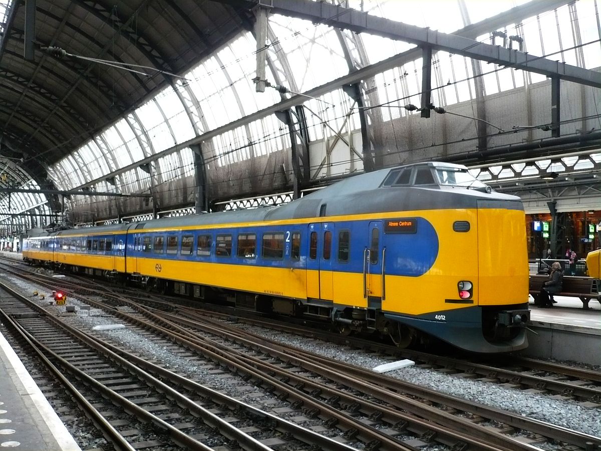 NS ICM-III TW 4012 Gleis 11 Amsterdam Centraal Station 19-12-2017.

NS ICM-III treinstel 4012 spoor 11 Amsterdam CS 19-12-2017.