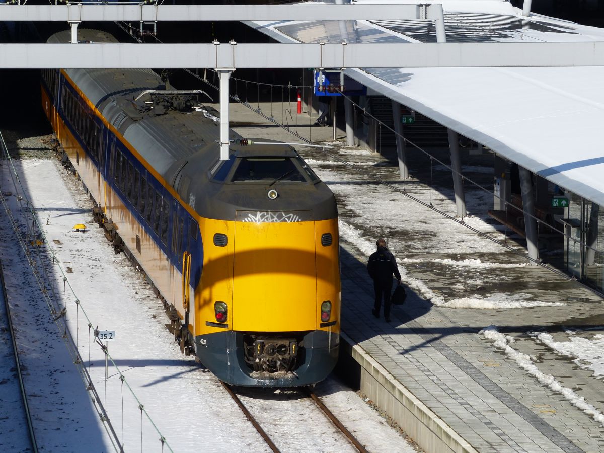 NS ICM-IV  Koploper  Triebzugl 4221 Gleis 9 Utrecht Centraal Station 11-02-2021.

NS ICM-IV  koploper  treinstel 4221 spoor 9 Utrecht CS 11-02-2021.