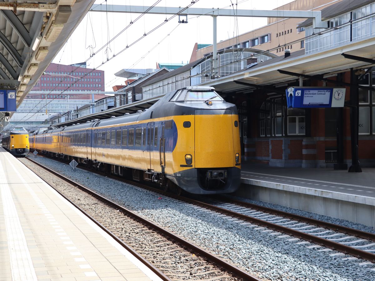 NS ICM-IV Triebzug 4223 und 4206 Gleis 5 und 6 station Amersfoort Centraal 02-08-2022.

NS ICM-IV treinstel 4223 en 4206 spoor 5 en 6 station Amersfoort Centraal 02-08-2022.