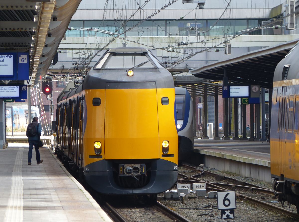 NS ICM-IV Triebzug 4232 Gleis 6 Amersfoort Centraal 03-03-2020.

NS ICM-IV treinstel 4232 spoor 6 Amersfoort Centraal 03-03-2020.