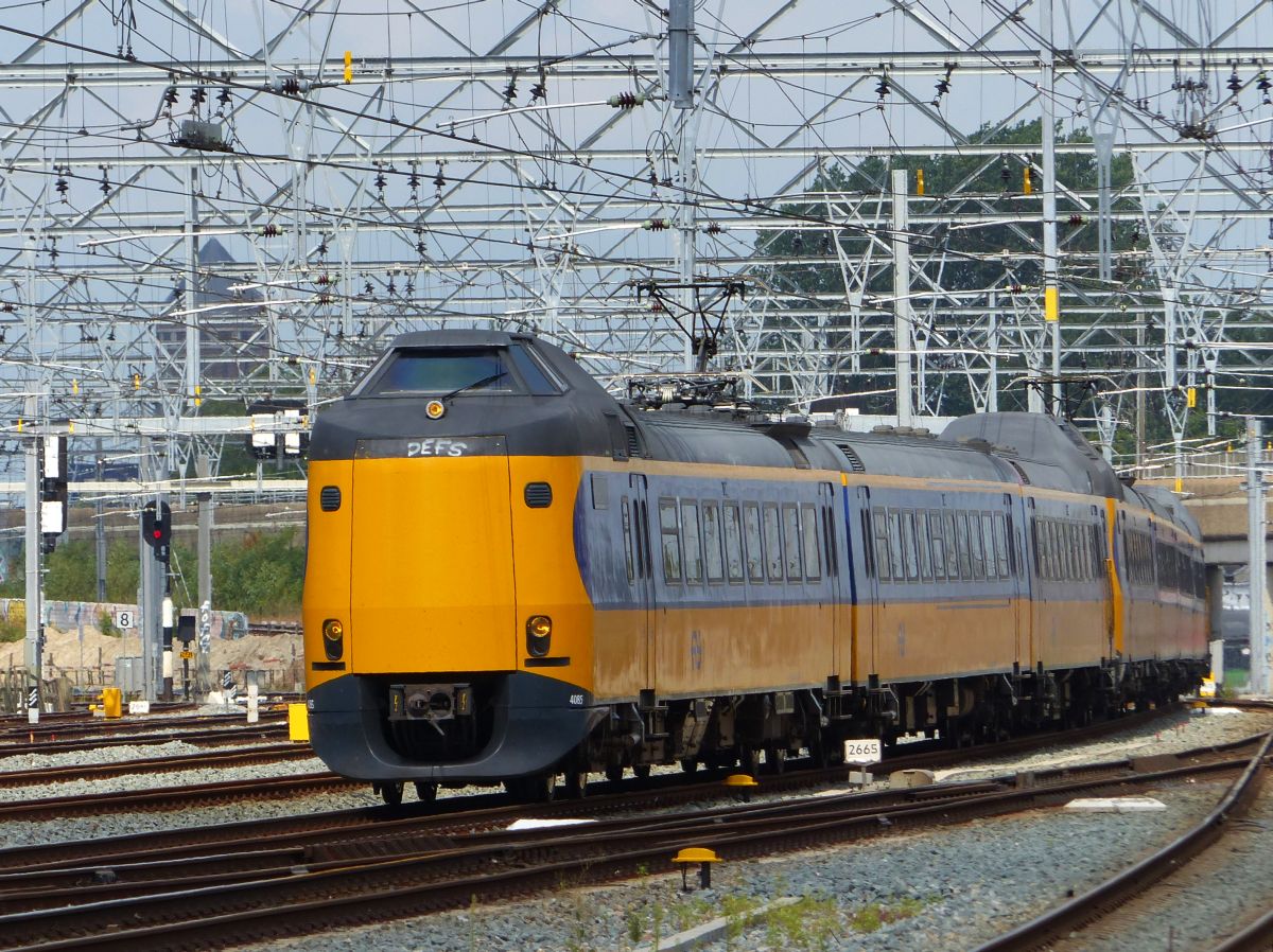 NS ICM Triebzug 4085 einfahrt Utrecht Centraal Station 31-07-2018.


NS ICM treinstel 4085 binnenkomst Utrecht Centraal Station 31-07-2018.