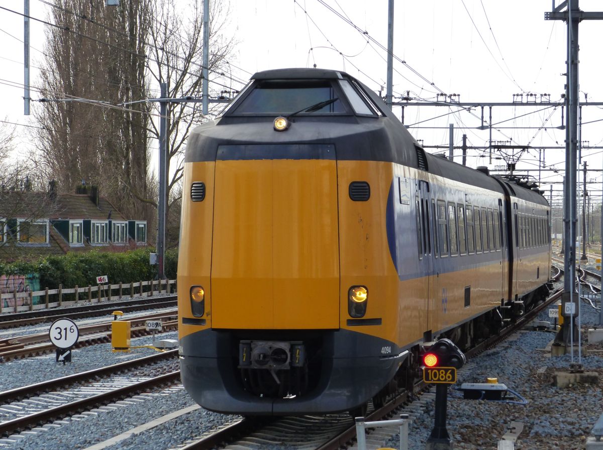 NS ICM Triebzug 4094 Gleis 4 Leiden Centraal Station 18-02-2020.

NS ICM treinstel 4094 spoor 4 Leiden Centraal Station 18-02-2020.