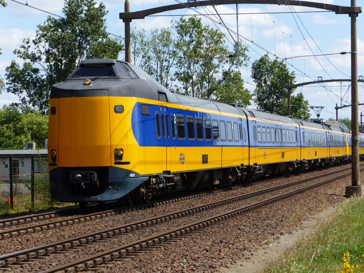 NS ICM Triebzug 4221 und 4026 bei Bahnbergang Hulteneindsestraat, Hulten 15-05-2020.

NS ICM treinstel 4221 en 4026 bij de overweg Hulteneindsestraat, Hulten 15-05-2020.