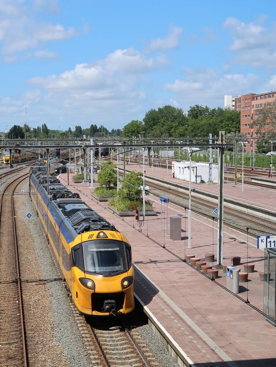 NS ICNG Triebzug 3137 und 3227 Gleis 11 Rotterdam Centraal Station 04-7-2024.

NS ICNG treinstel 3137 en 3227 spoor 11 Rotterdam CS 04-7-2024.