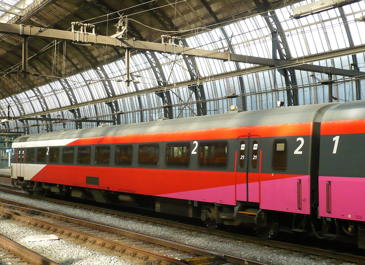 NS Intercity Direct 2. Klasse Reisezugwagen ICR mit Nummer 50 84 20-70 205-4 Gleis 13 Amsterdam Centraal Station 12-02-2014.

NS Intercity Direct tweede klasse rijtuig ICR met nummer 50 84 20-70 205-4 op spoor 13 in Amsterdam Centraal Station 12-02-2014.