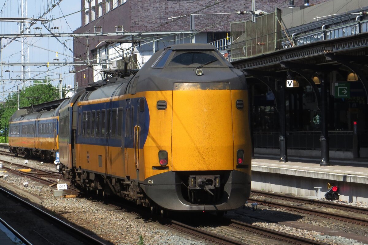 NS Koploper 4224 treft am 13 Mai 2023 in Nijmegen ein. 