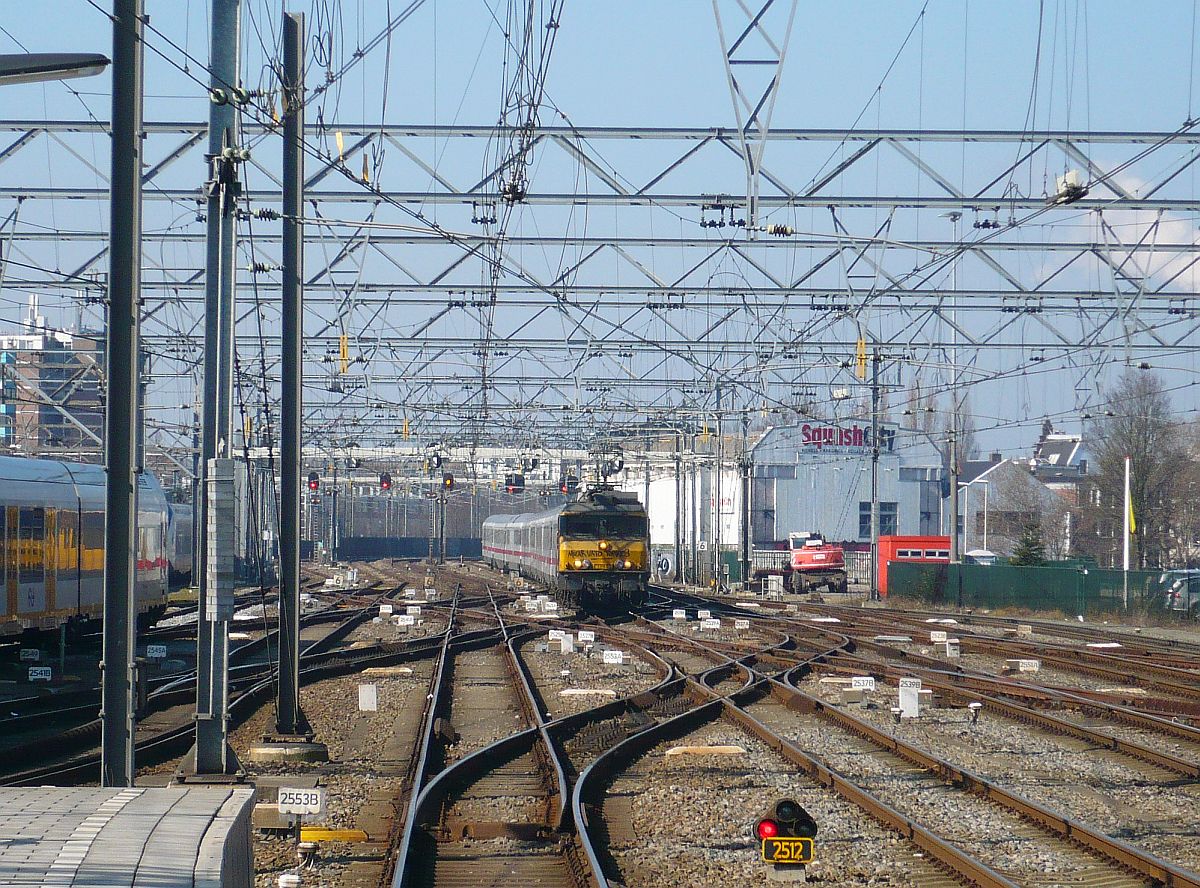 NS locomotief 1749 mit IC 145 nach Berlin. Amsterdam Centraal station 12-03-2014.

NS locomotief 1749 komende vanaf de werkplaats met ledig materieel voor IC 145 naar Berlijn. Amsterdam Centraal station 12-03-2014.