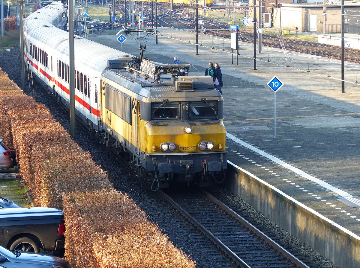 NS Locomotive 1744 mit IC 145 nach Berlin Gleis 1 Amersfoort 27-12-2019.

NS locomotief 1744 met IC 145 naar Berlijn spoor 1 Amersfoort 27-12-2019.