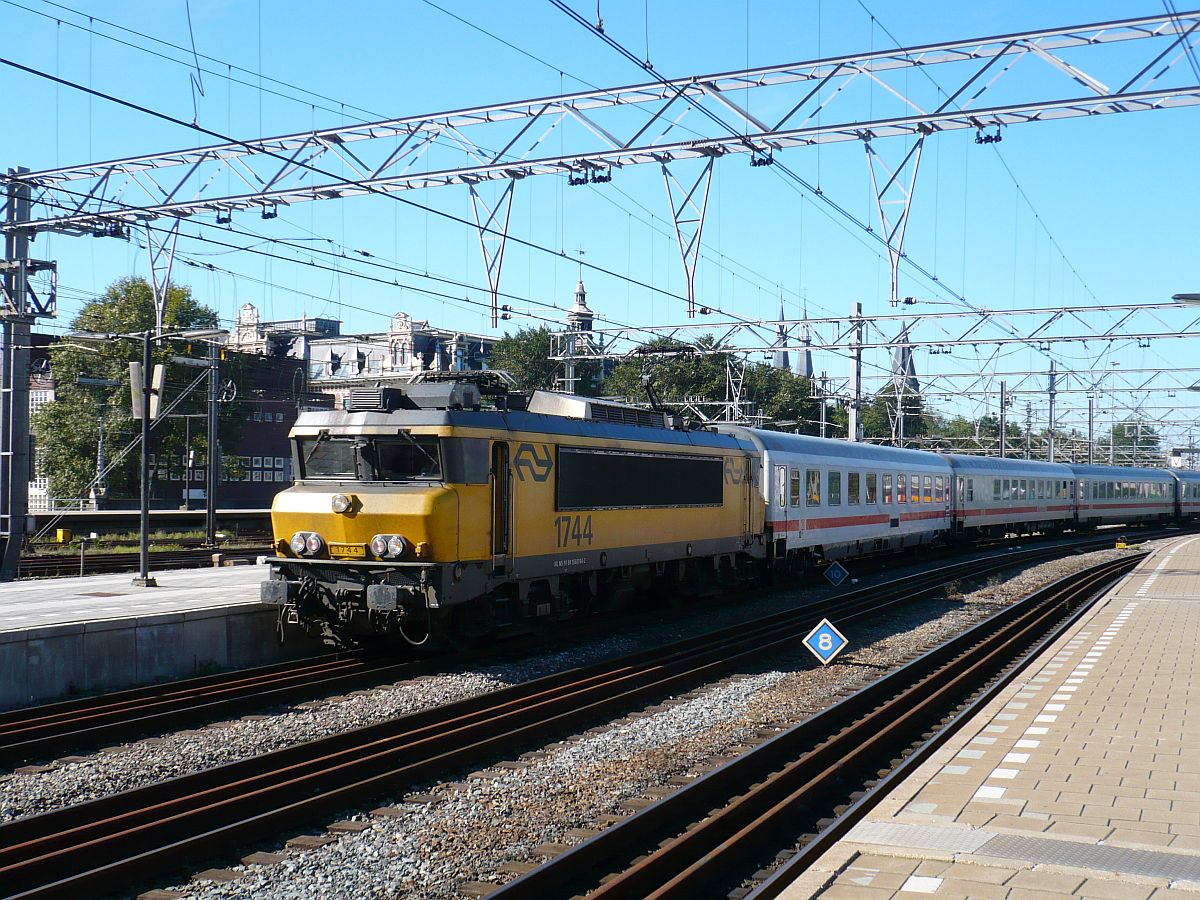 NS Lok 1744 mit Intercity 145 nach Berlin. Gleis 8 Amsterdam Centraal Station 30-09-2015.


NS loc 1744 met trein IC 145 naar Berlijn. Spoor 8 Amsterdam Centraal Station 30-09-2015.