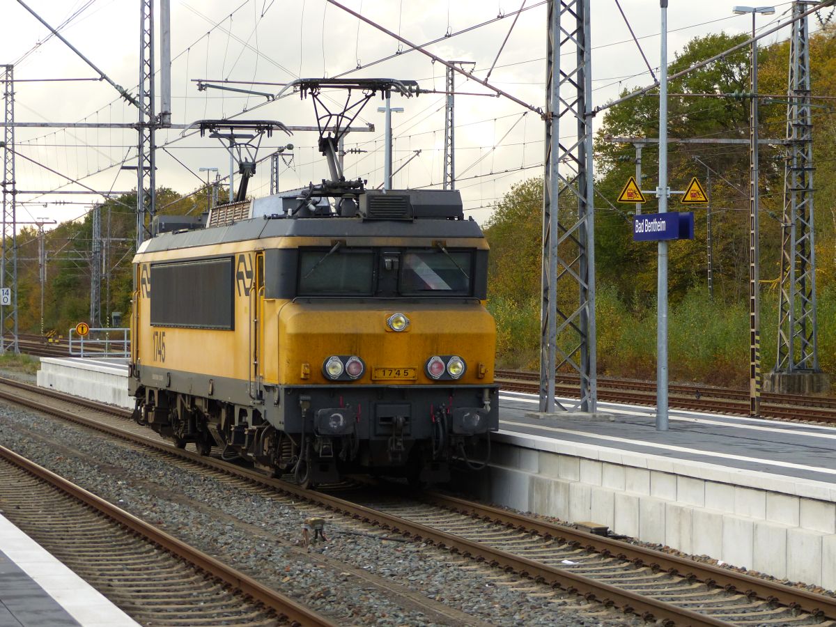 NS Lok 1745 Gleis 2 Bad Bentheim, Deutschland 02-11-2018.

NS loc 1745 spoor 2 Bad Bentheim, Duitsland 02-11-2018.